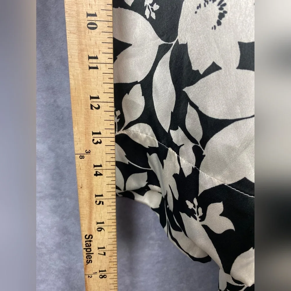 Ann Taylor One‎ Size kimono/Robe black/ white flowers Silky feeling